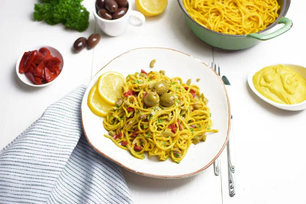 Kurkuma Tagliolini Nudeln mit veganem Käse und Oliven