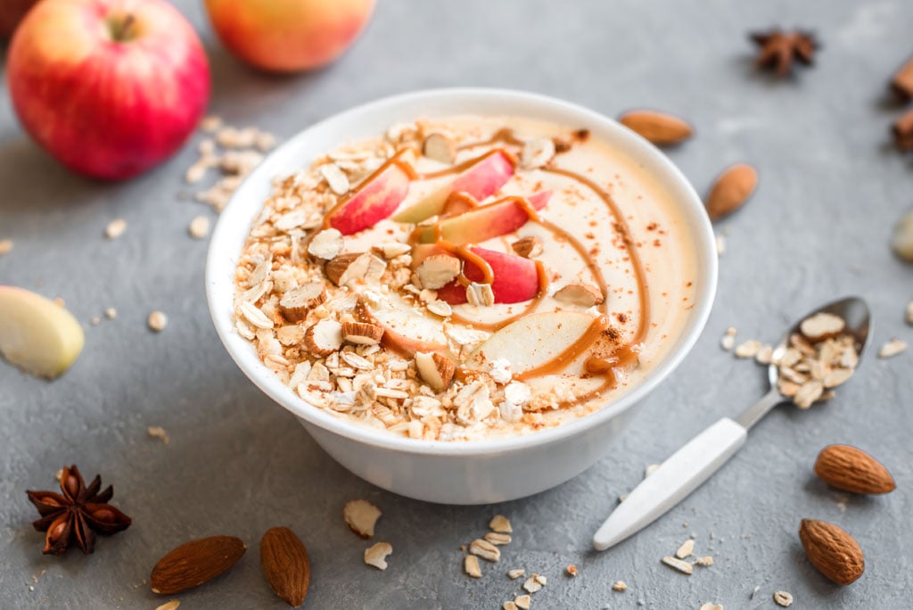 Hagebutte-Apfel-Smoothie-Bowl mit natürlichem Vitamin C