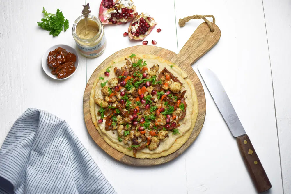 Israelische Pizza mit geröstetem Blumenkohl